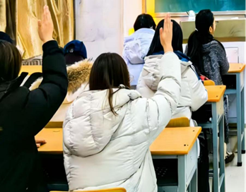 一群人正在聊天 AI 生成的内容可能不正确。