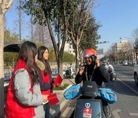 戴帽子的人在街道边的人们 AI 生成的内容可能不正确。