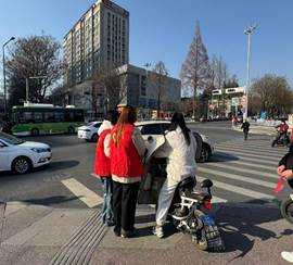 一群人在街道上走 AI 生成的内容可能不正确。